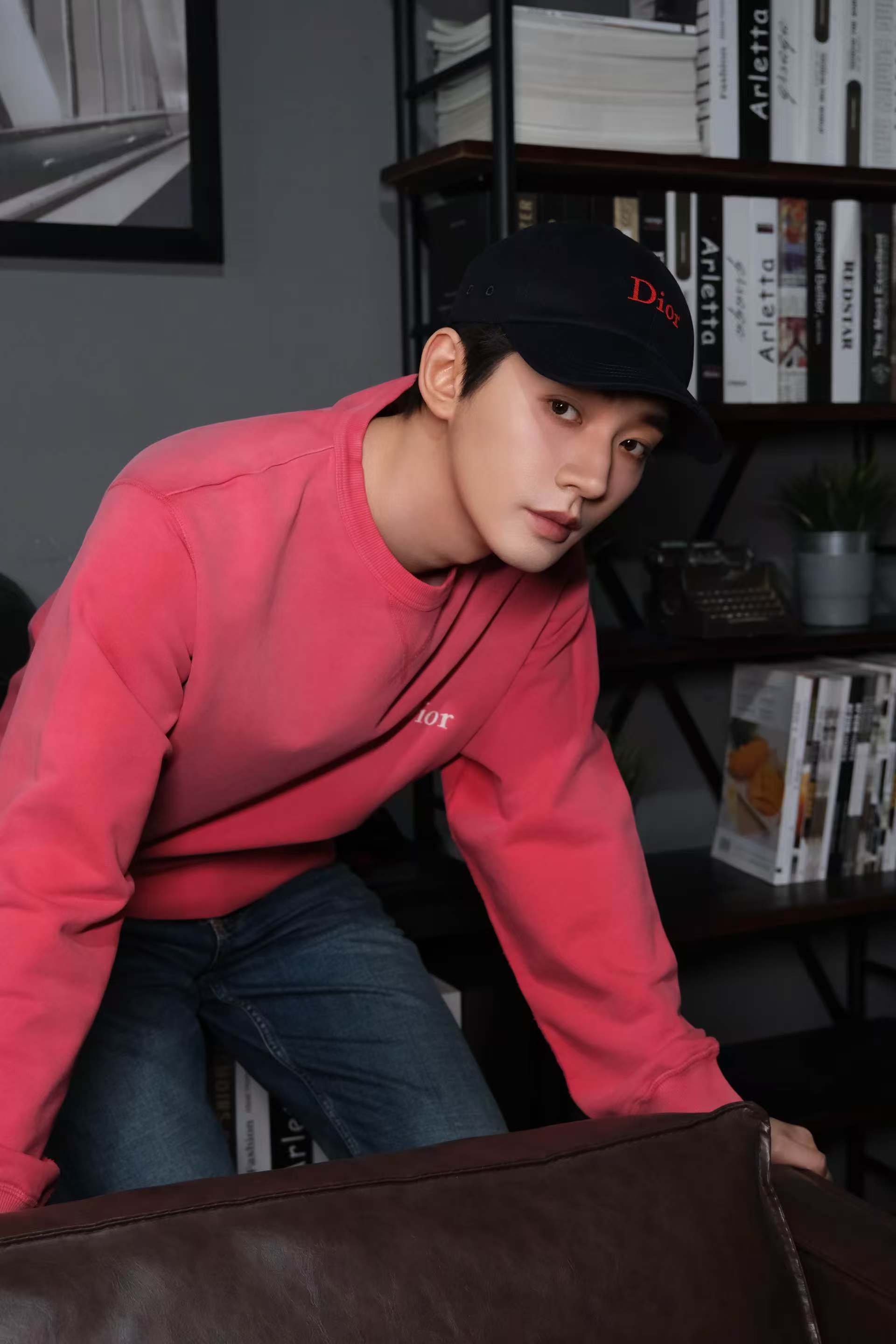 帅气来袭！！！好喜欢邓为这套红色搭配！喜庆且高贵！ 