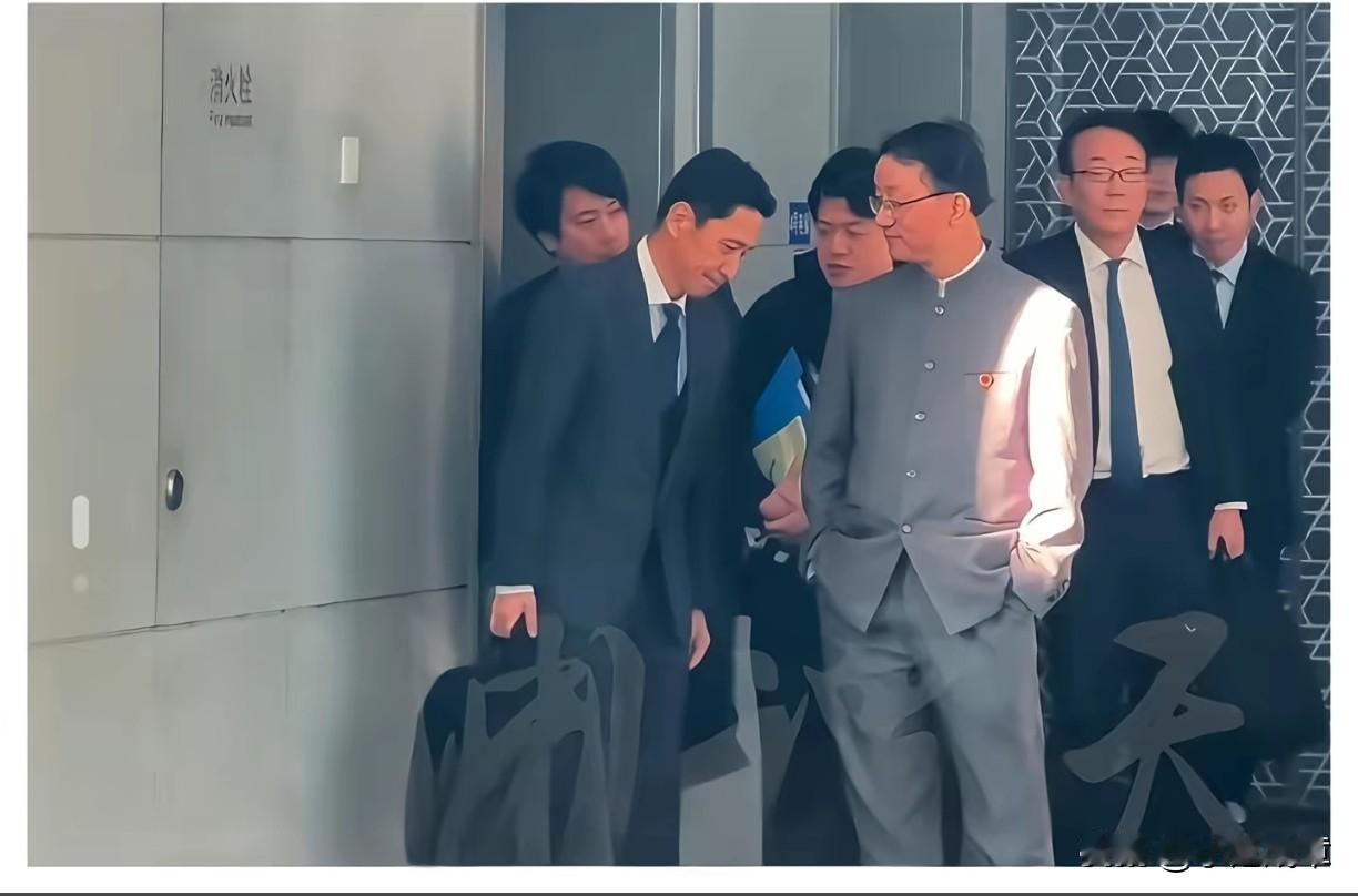 这图能说明什么呀，为什么全网感觉像过年一样？

这位日本代表，微微低着头边走边听