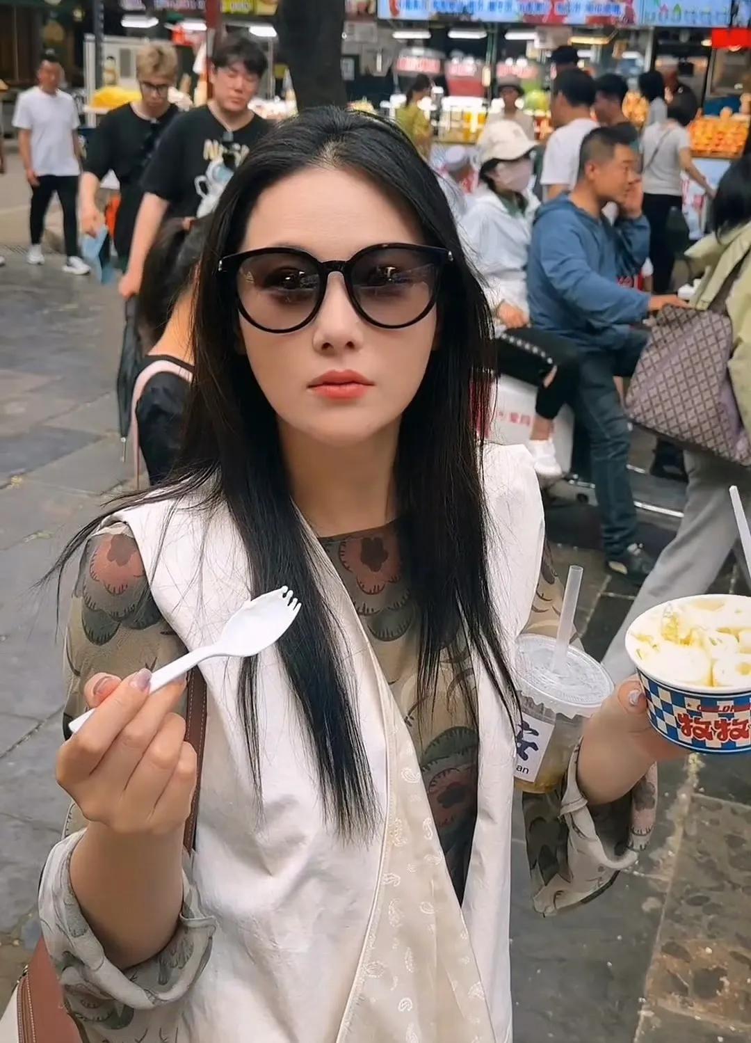 张馨予和她的老公，简直是娱乐圈甜宠文现实版。

最近，张馨予夫妇去西安逛吃逛吃，
