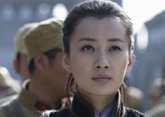 1943年，女土匪吕芪见很多男人垂涎自己的美颜，竟然说：“想和我睡觉不难，我不要