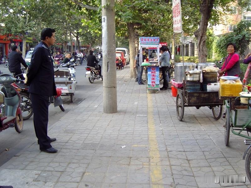 如今，路边摊的“价格刺客”着实不少。之前在夜市，有卖10块一碗的馄饨，吃起来和店