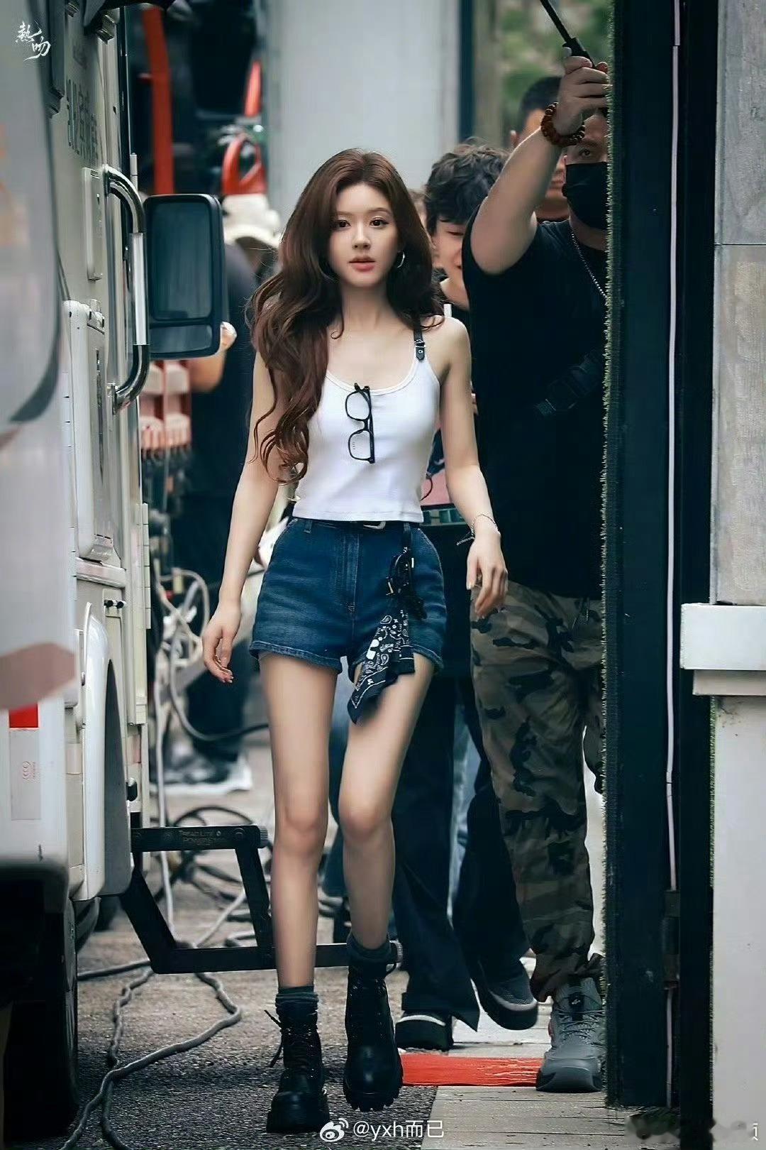 #赵露思吊带短裤##赵露思许妍主播上班#赵露思吊带短裤，[打call][打cal