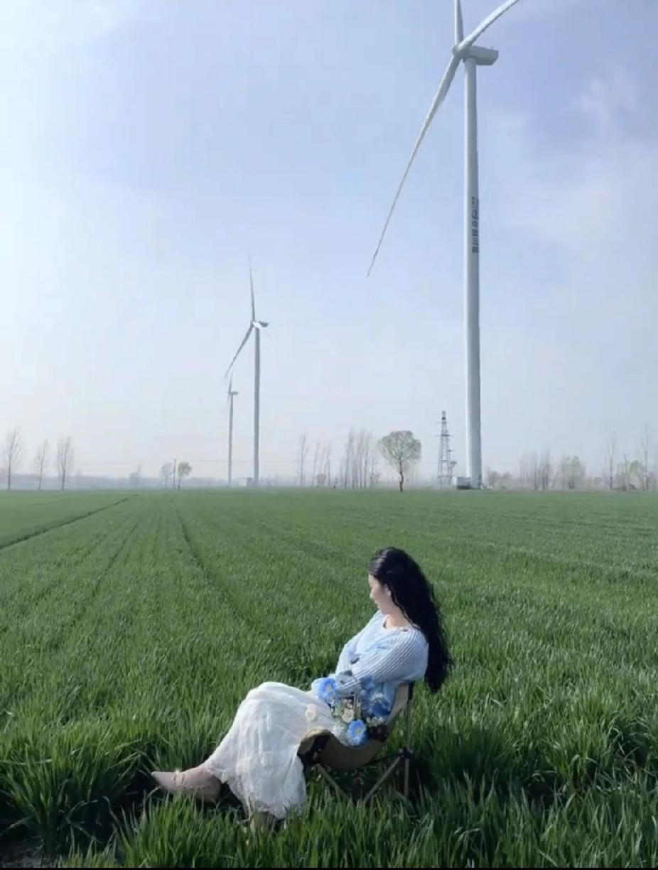 五一最真实的现实，太扎心了
 
五一假期，特别有意思的一幕。
 
一个穷人问富人
