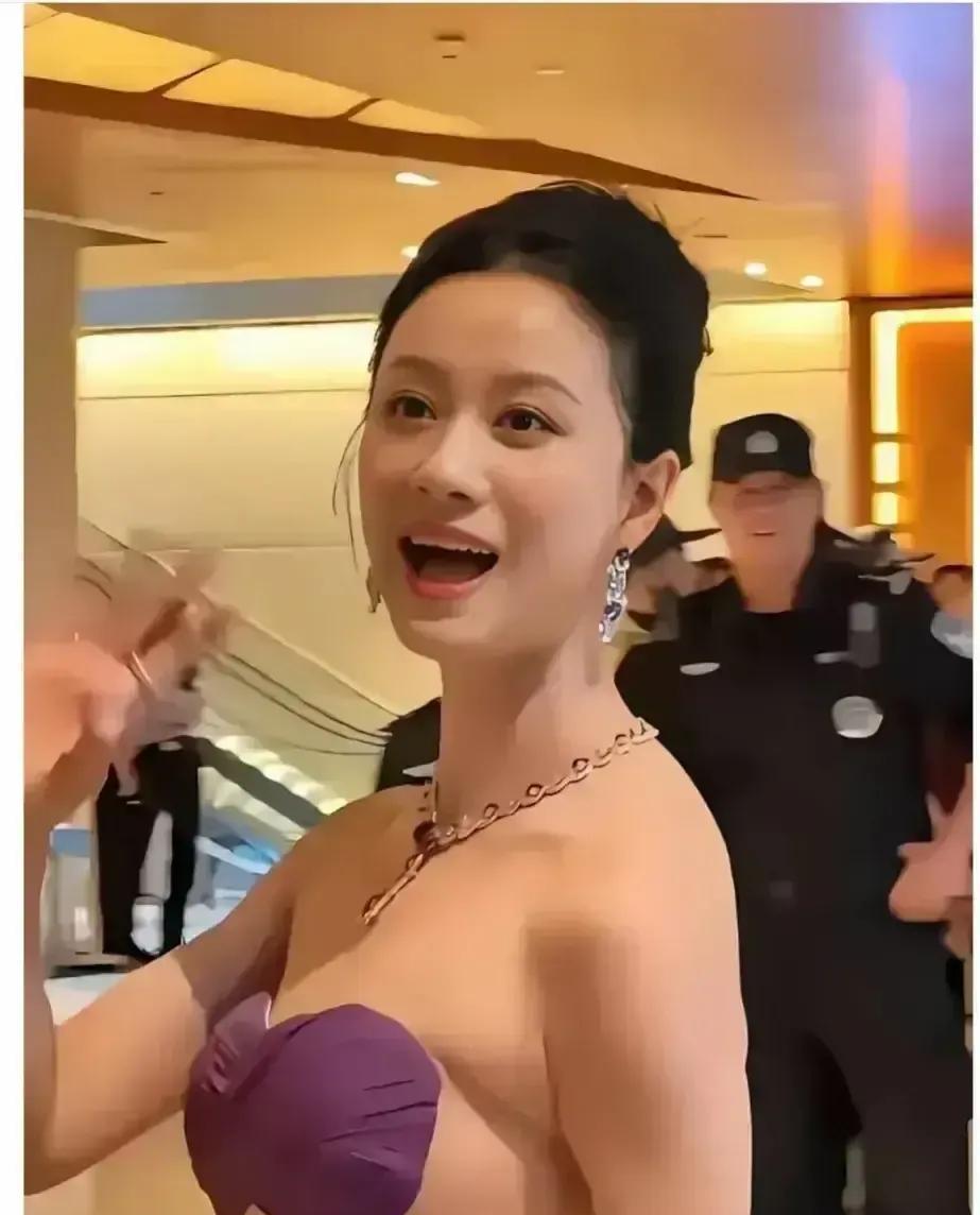 中年女星的礼服，腰腹竟然能呼吸？
倪虹洁这套丝绒裙，提名了年度最佳红毯。
它证明