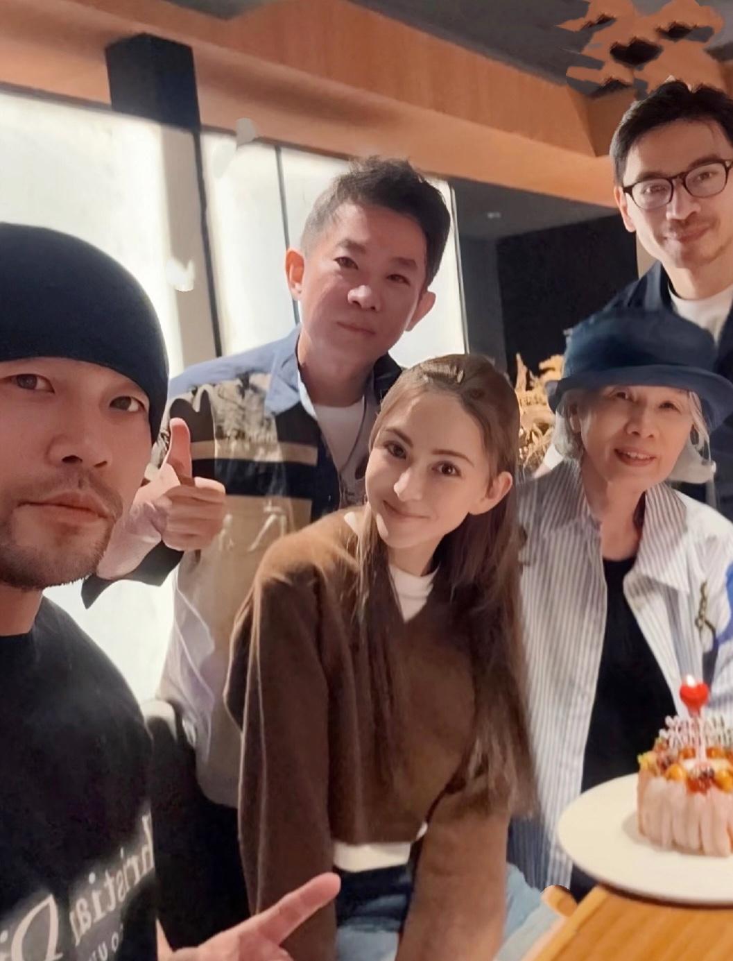 她的中分刘海好美啊
