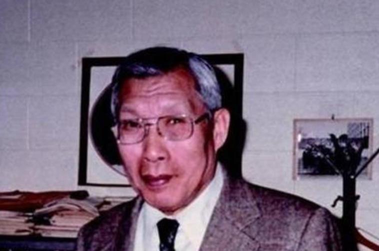 1950 年春，北大一位教授悄悄把家里米缸加满了米，装出一副还要回来的样子。留下