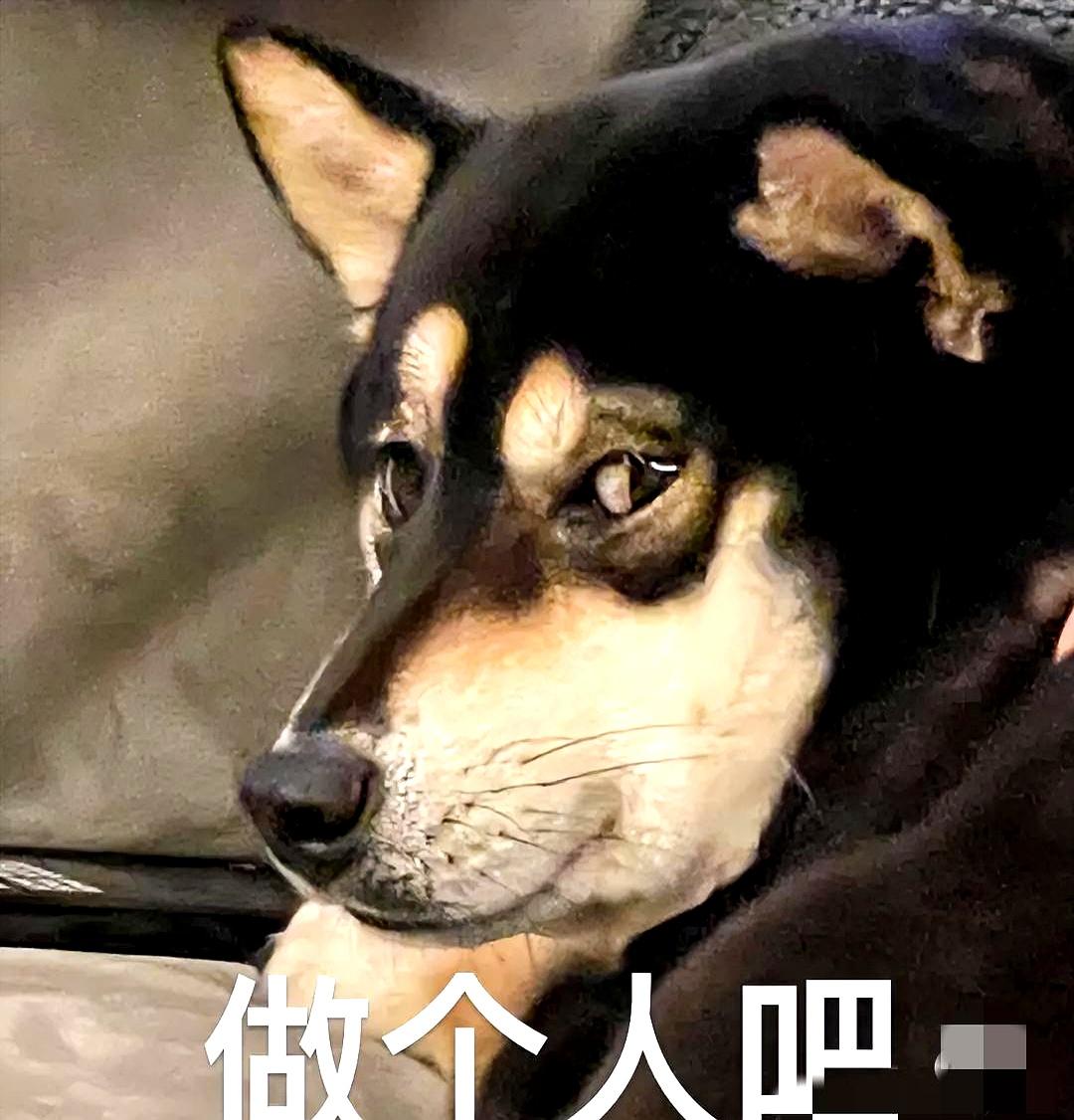 接吻刚结束，男生手往衣服里探。
女生按住他手腕：“别碰。”他猛地抽回手，抓起手