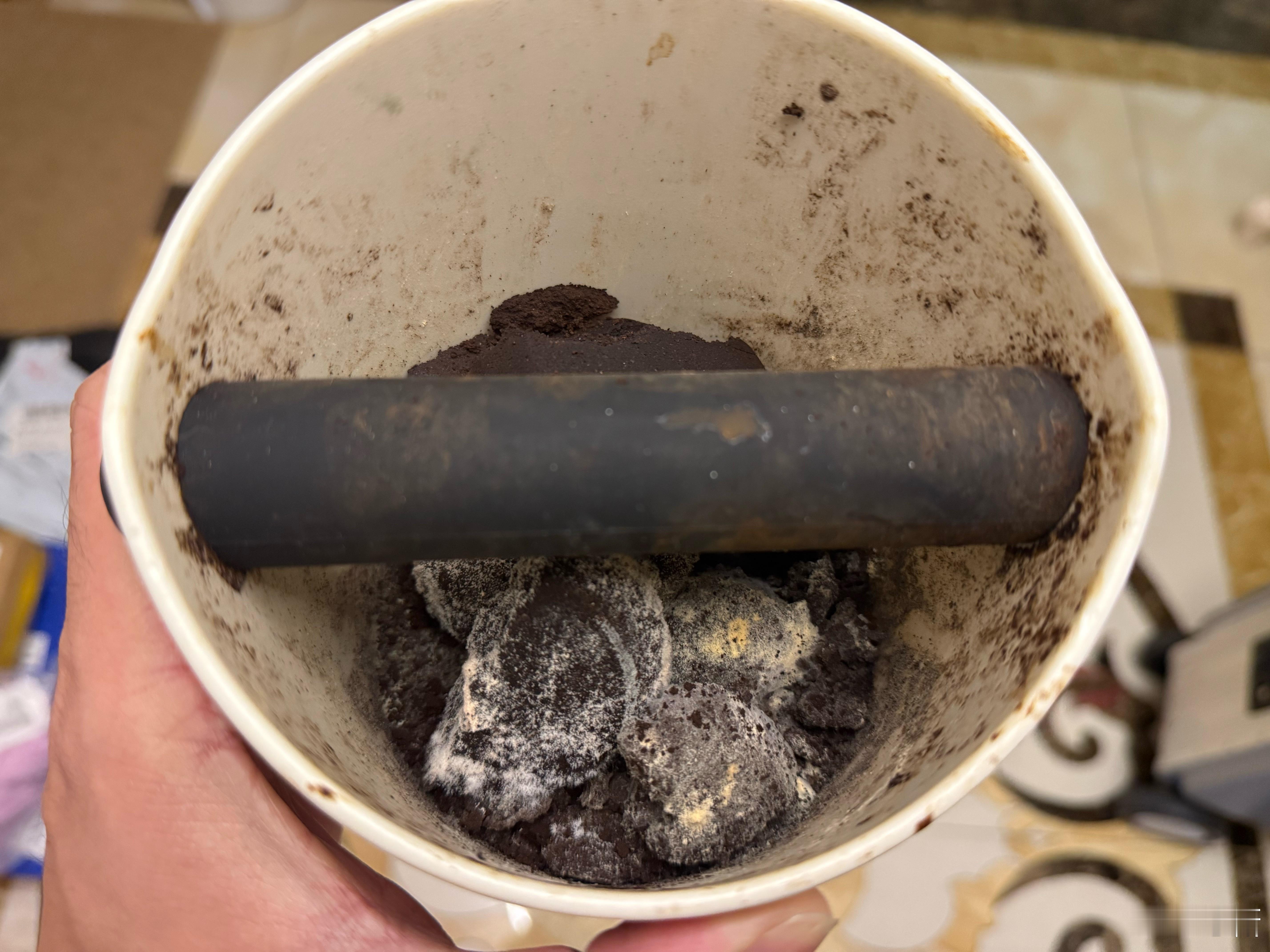 北京这天太NB了！昨天咖啡渣受潮发霉，今天冰杯放车里晒化了….. ​​​
