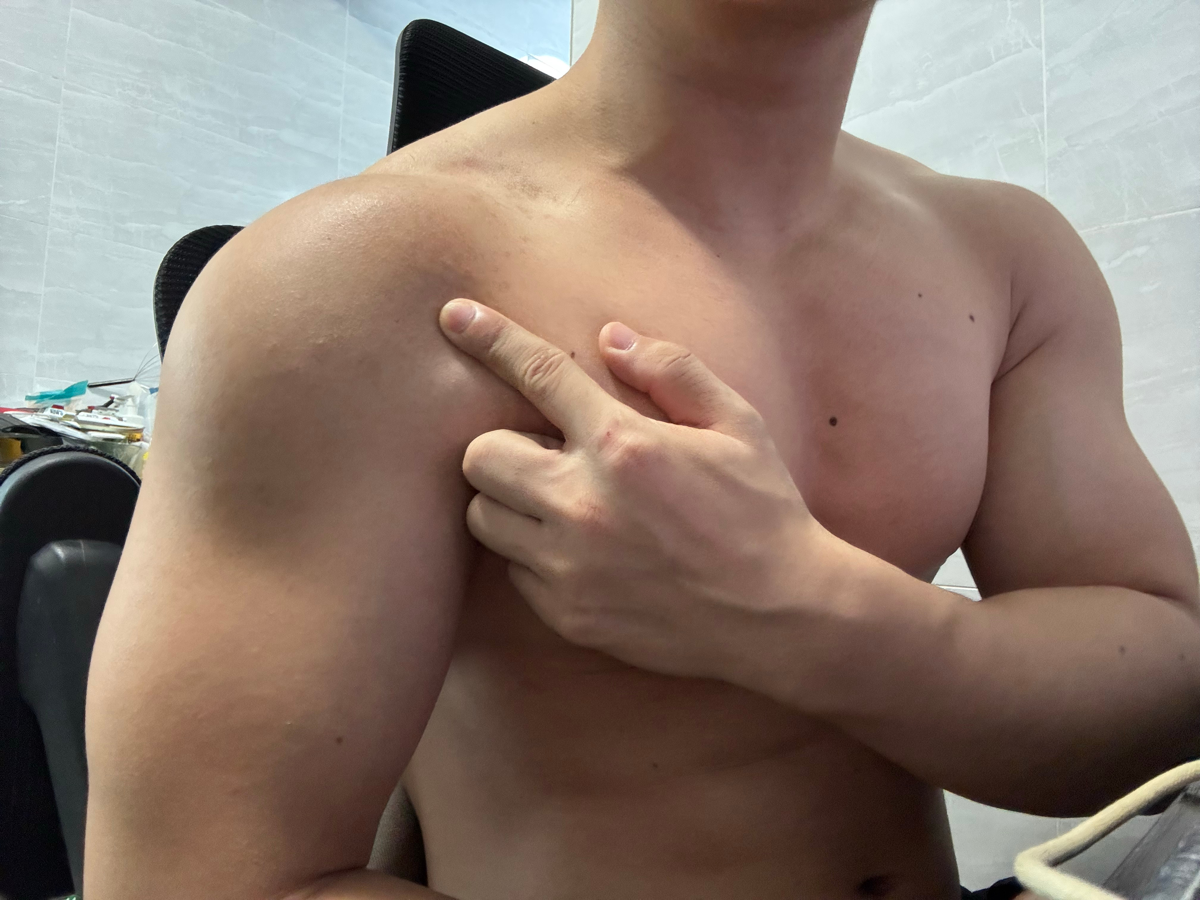 我发现我已经不太能侧睡了，确实头和肩膀之间离得越来越远了，只能平躺睡。不然醒了就