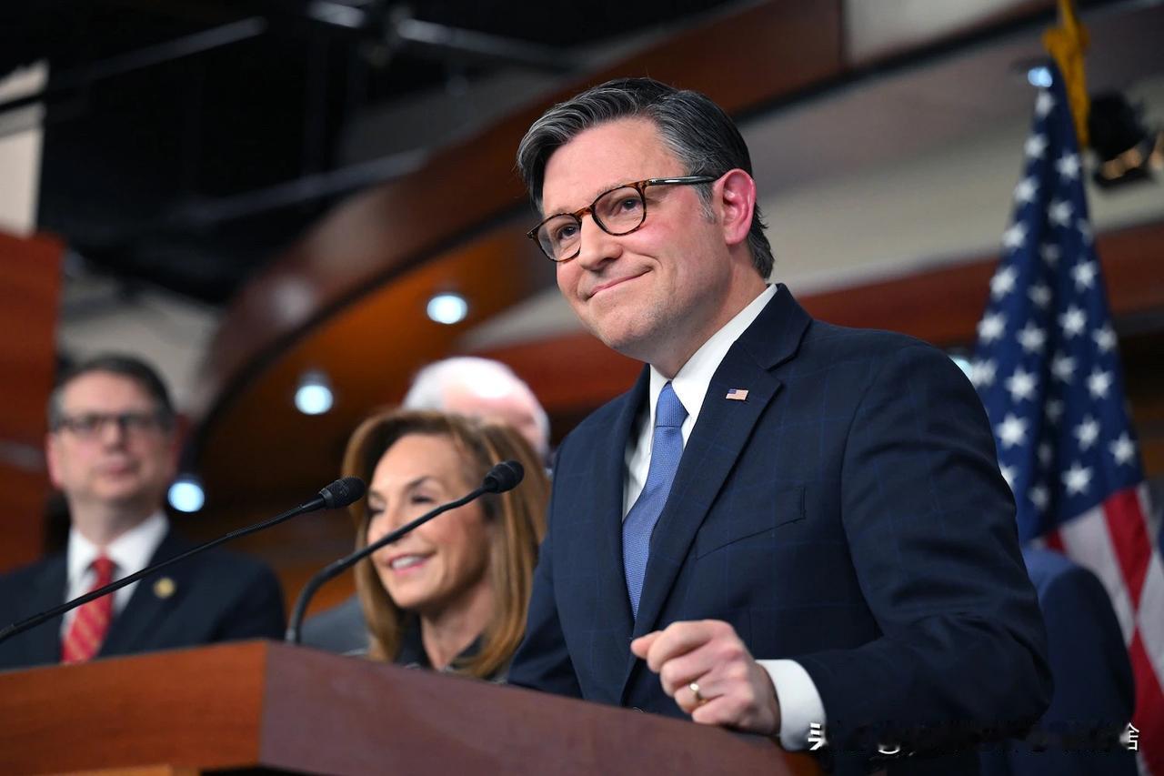 突发新闻： 美国众议院以压倒性多数通过一项法案，该法案要求公布司法部关于已故性犯