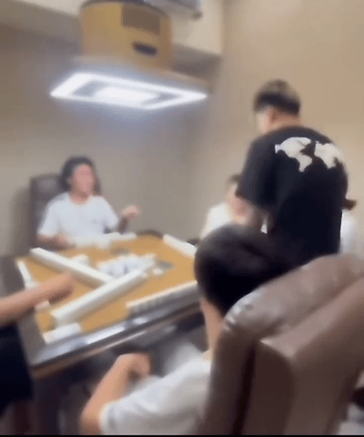 真狠，3秒18拳，纹身男子怀疑女朋友打麻将时被白衣男子摸手，于是质问，白衣男子和