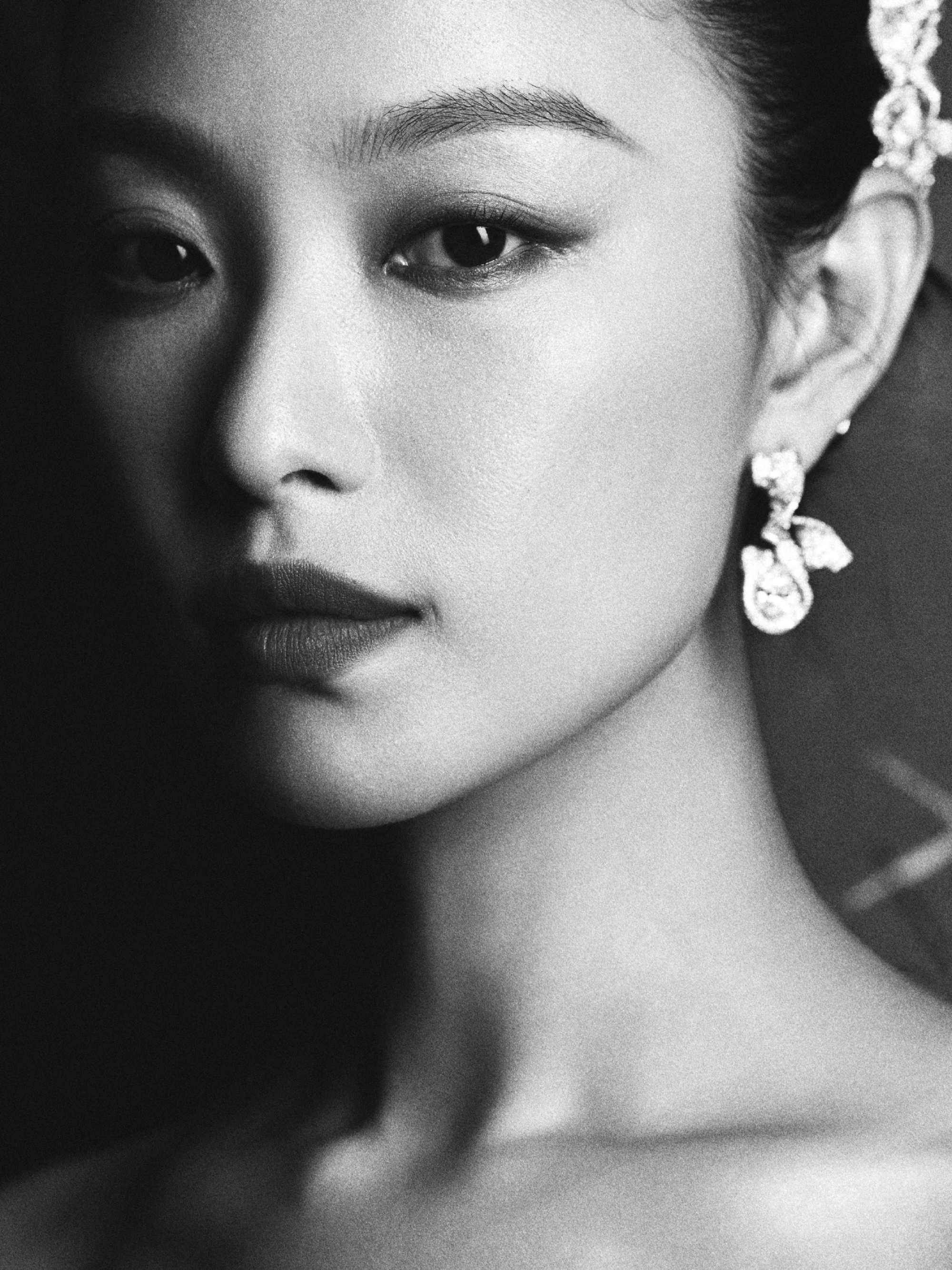 倪妮红唇黑裙，诉说浪漫月夜下的纯粹与优雅。倪妮