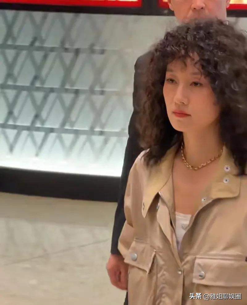 近日，马伊利出席某活动现场，爆炸头造型出圈了，熟女羊毛卷 ，发现也蛮适合她的，劲