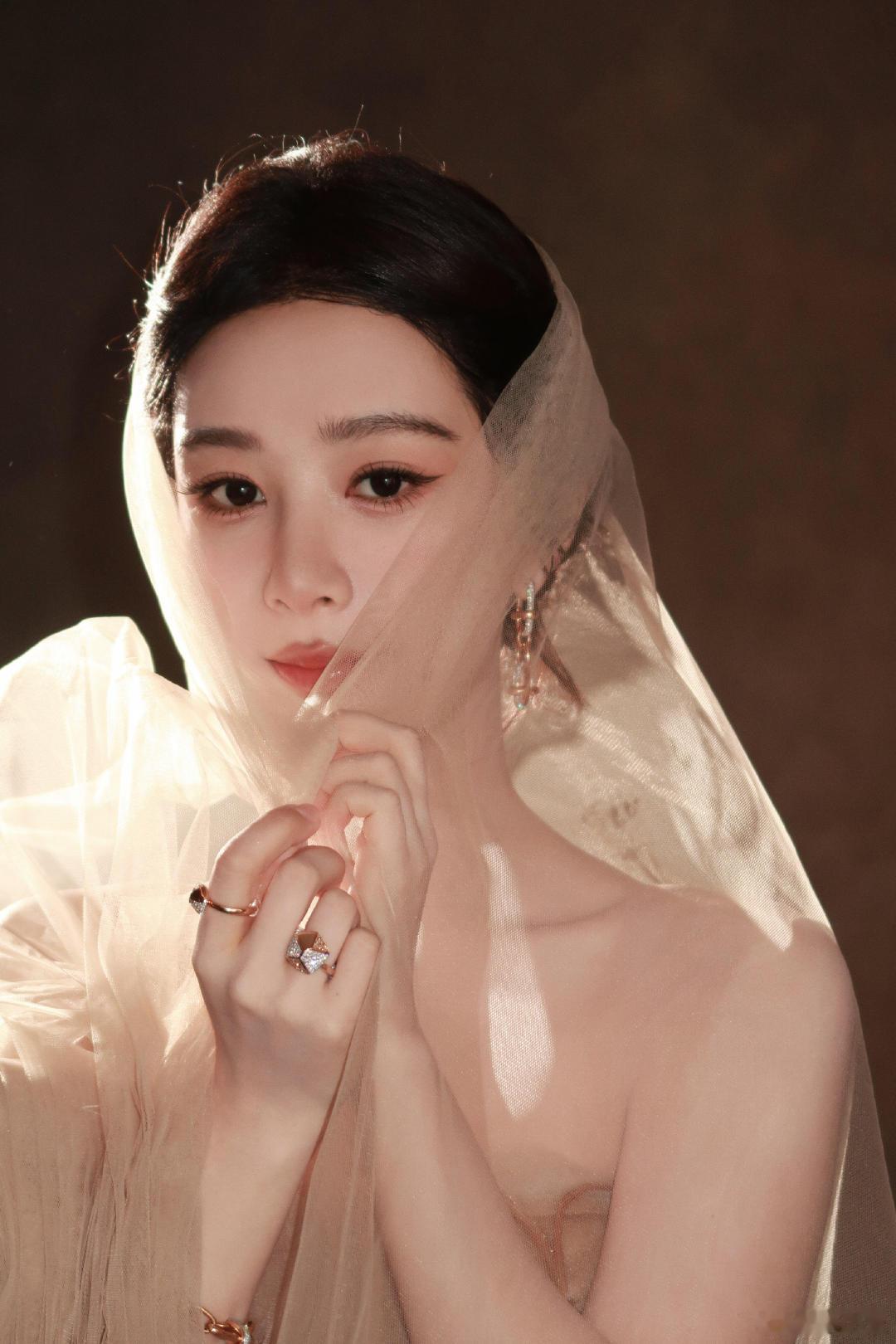 杨紫半遮面杨紫披肩当头纱杨紫披肩当头纱，这样突然get了婚纱如果是金色也挺美 