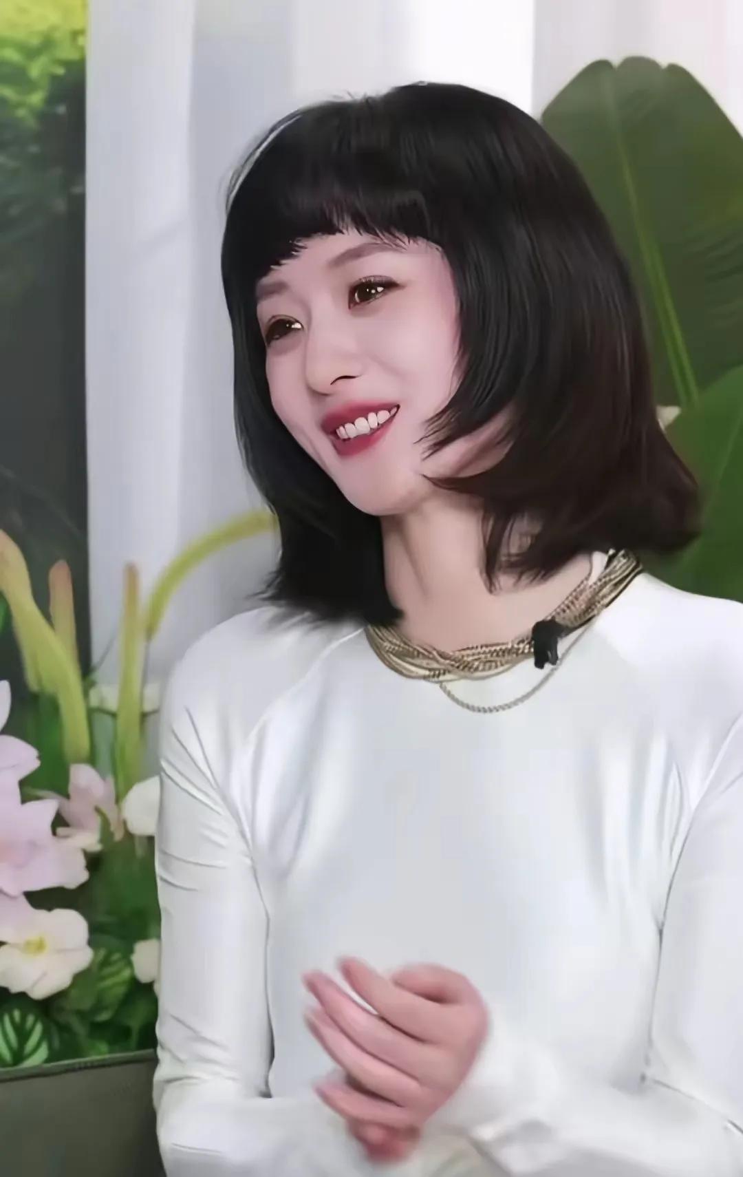 赵丽颖这青春的模样，冯绍峰看到了，真的会后悔万分吧。
在和赵丽颖谈恋爱时，冯绍峰