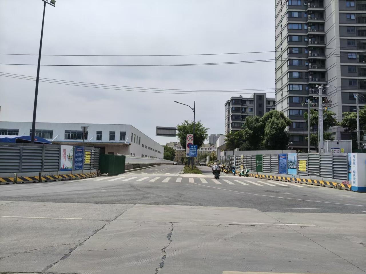 合肥高新区与政务区交界的地方，不知道什么时候能结束这个“叙利亚风格”。
这个地方