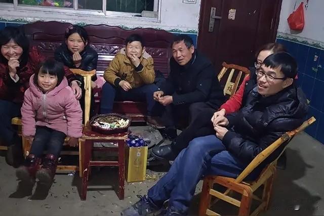 其实过年亲戚问东问西没啥恶意，最主要的一个原因就是纯闲聊，因为不问题是找不出话题