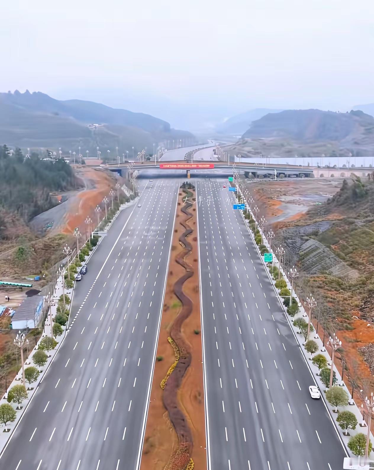 好奇！想问问！城市道路都这样修的话，还会堵车吗？[what]