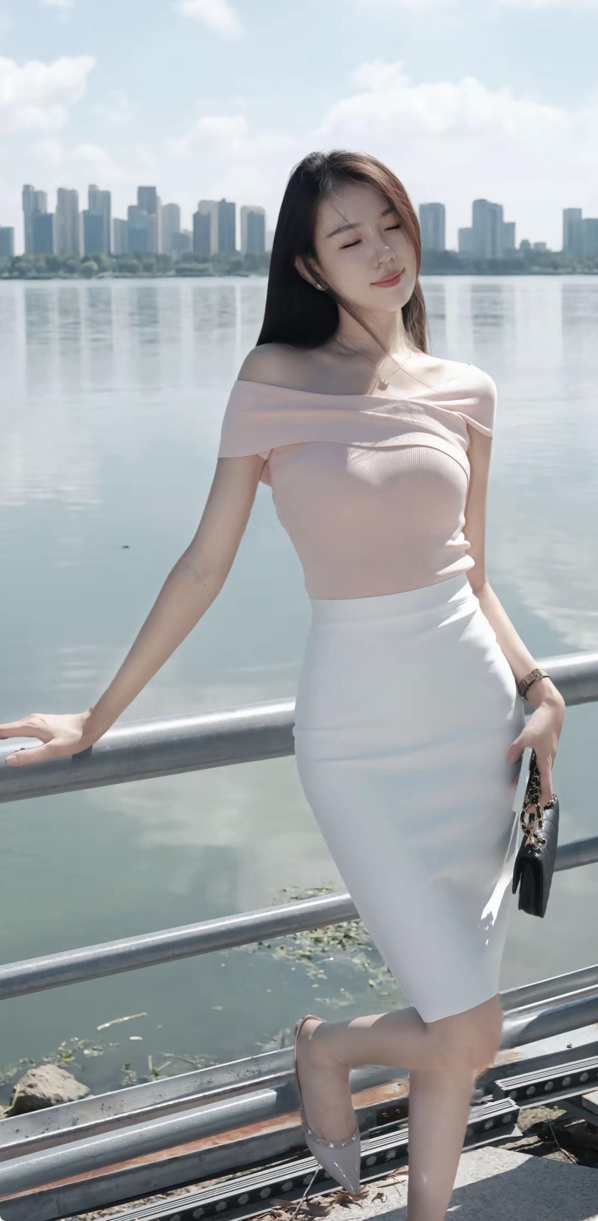 夏日清新穿搭，优雅裙摆，城市湖畔，尽显时尚魅力！🌞👗💃
