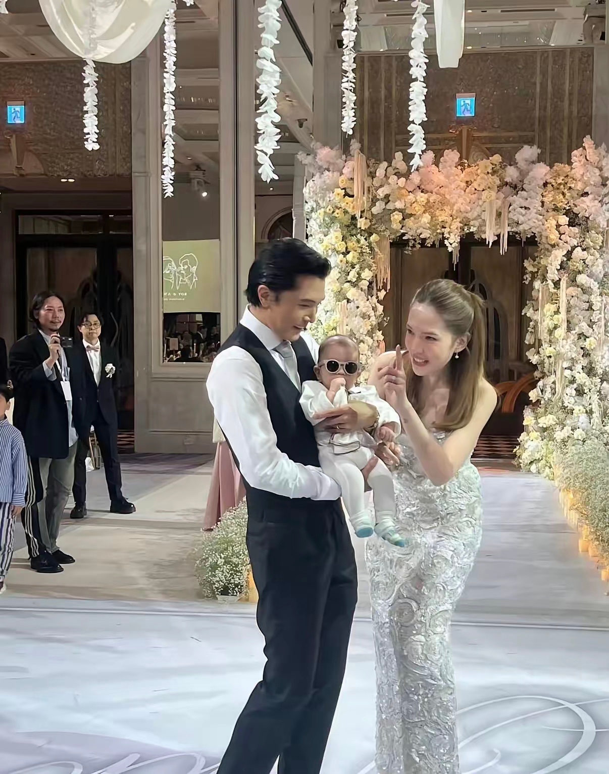 邱泽与许玮甯的婚礼上，一家三口迎来首次同框！两人的儿子现身婚礼现场，高颜值模样引