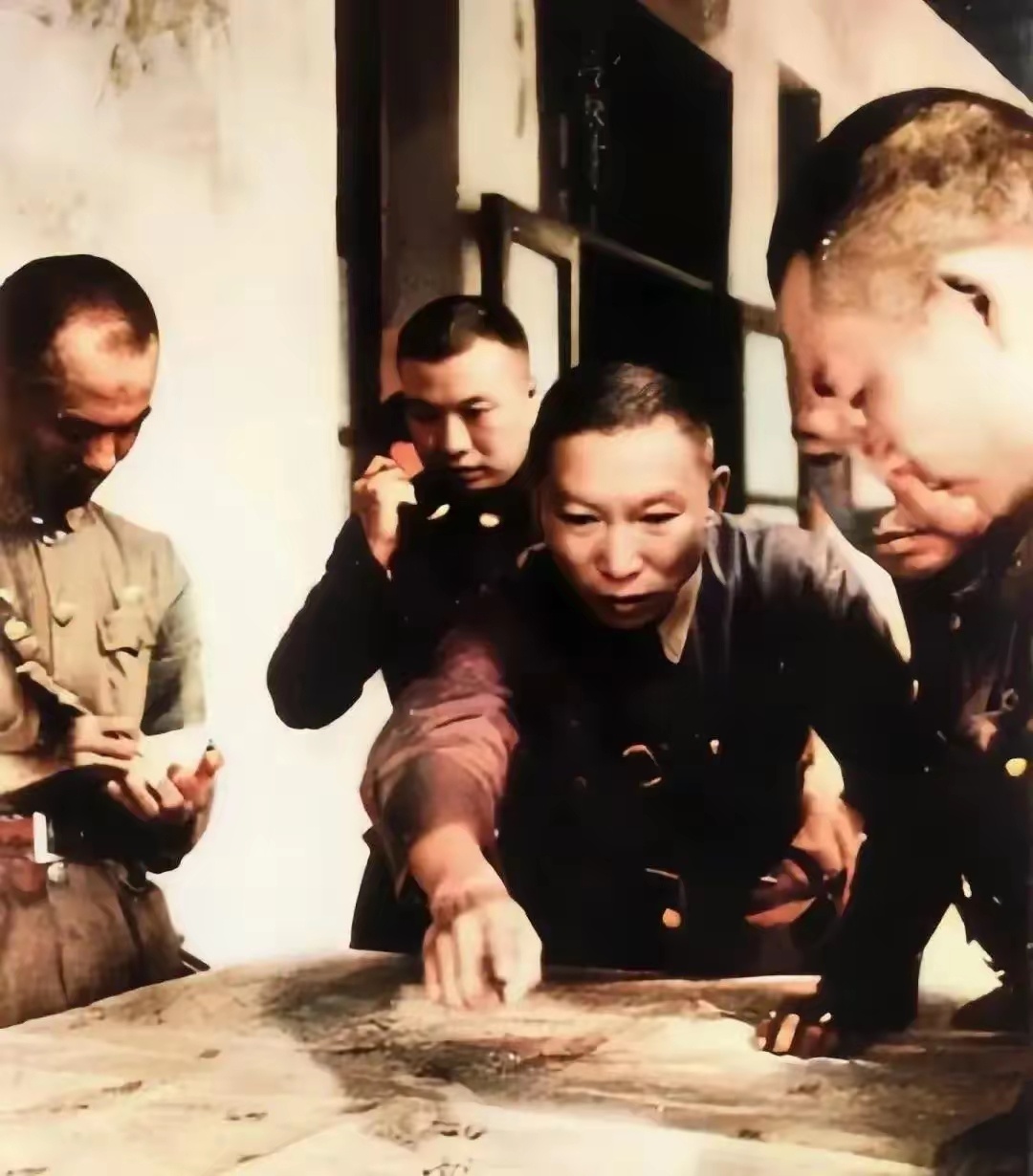 1942年，薛岳指挥第三次长沙会战时的一张留影，镜头中他正在与将领们研究作战地图
