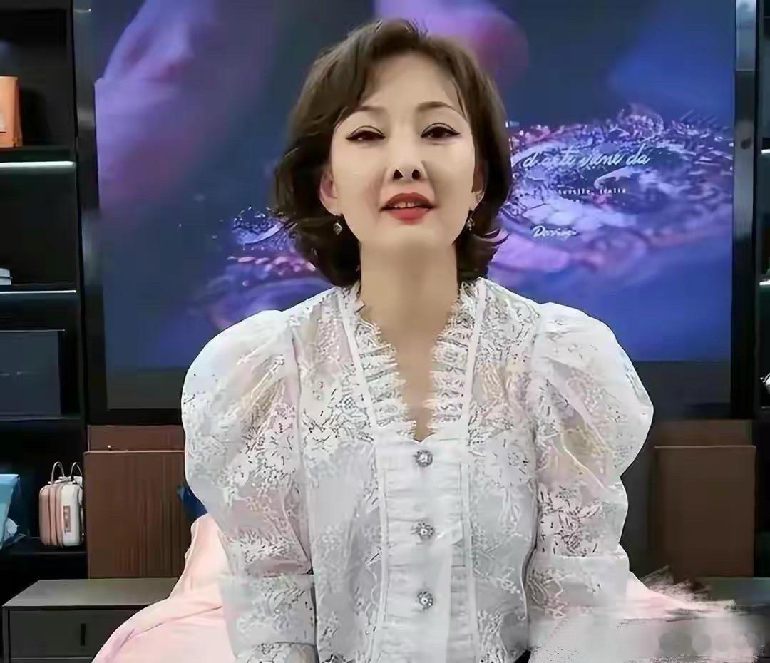 牛莉51岁了，有人觉得她的脸和鼻子看起来不太自然 