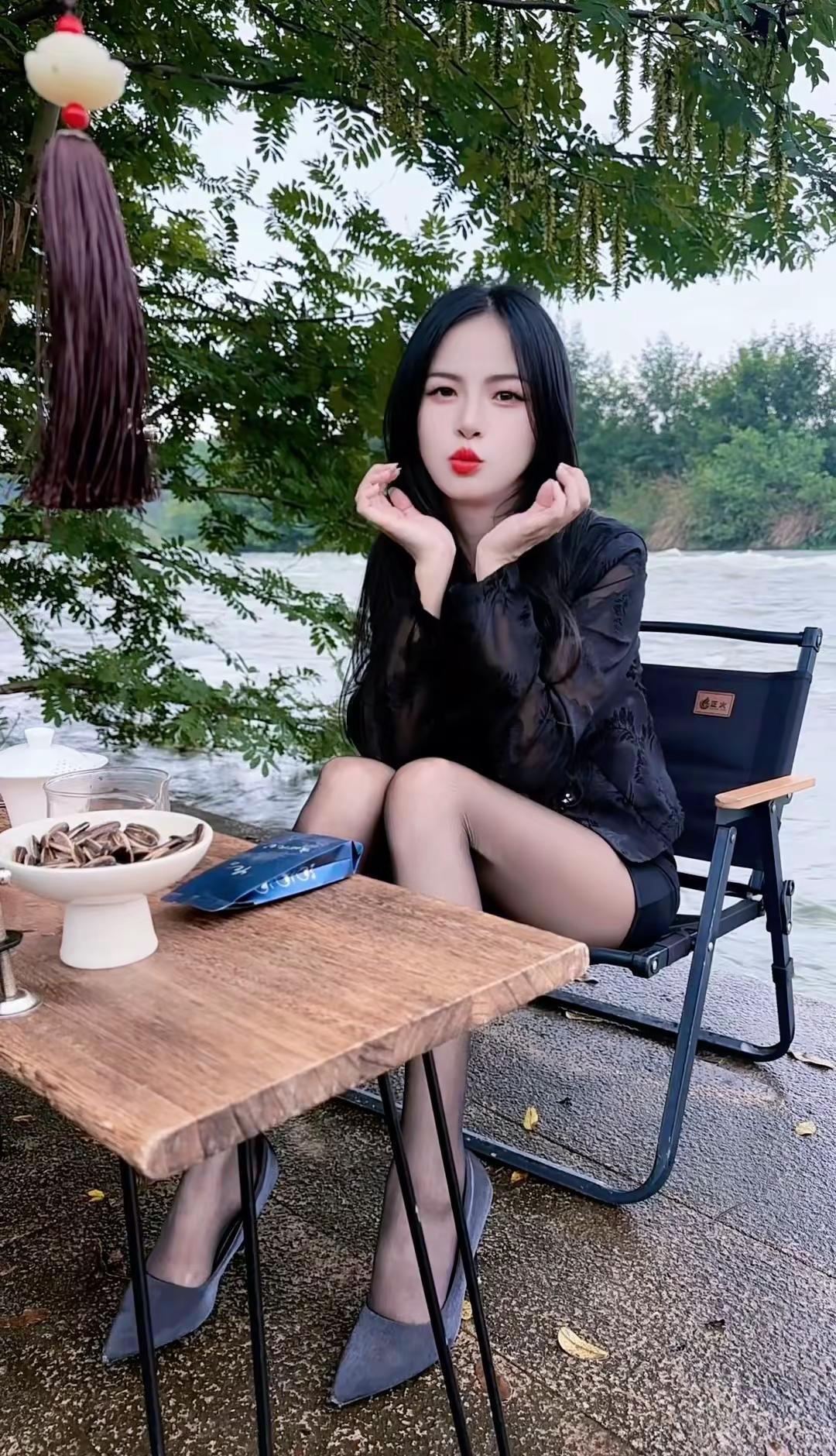 任由长发垂落，任由思绪放空，任河水缓缓流淌，任由细雨绵绵，带走所有的焦虑与不安。