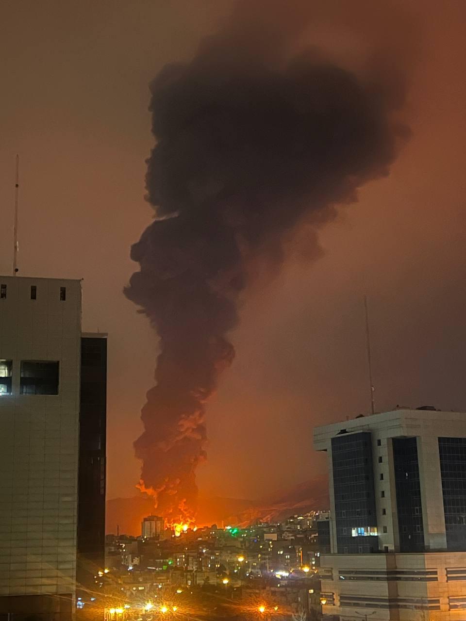突发新闻——德黑兰沙赫兰油库遭袭。——德黑兰时报