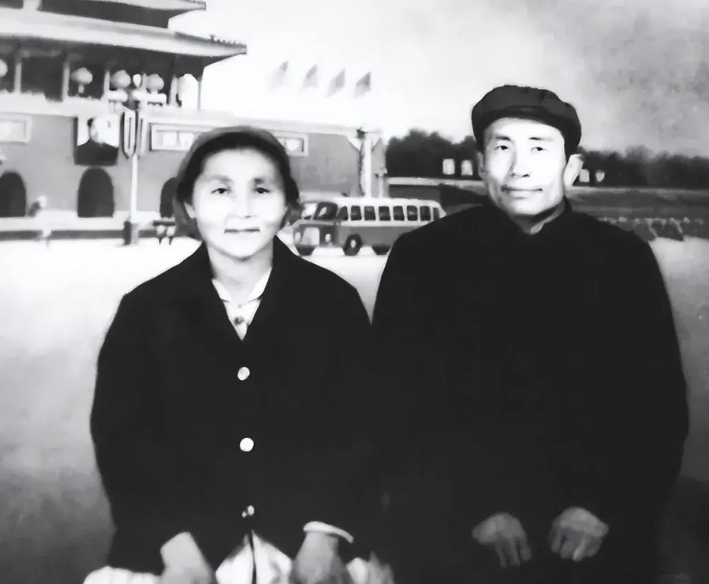 1974年，新疆男子叹口气，对妻子说：“家里19个孩子，揭不开锅了，不如送几个去