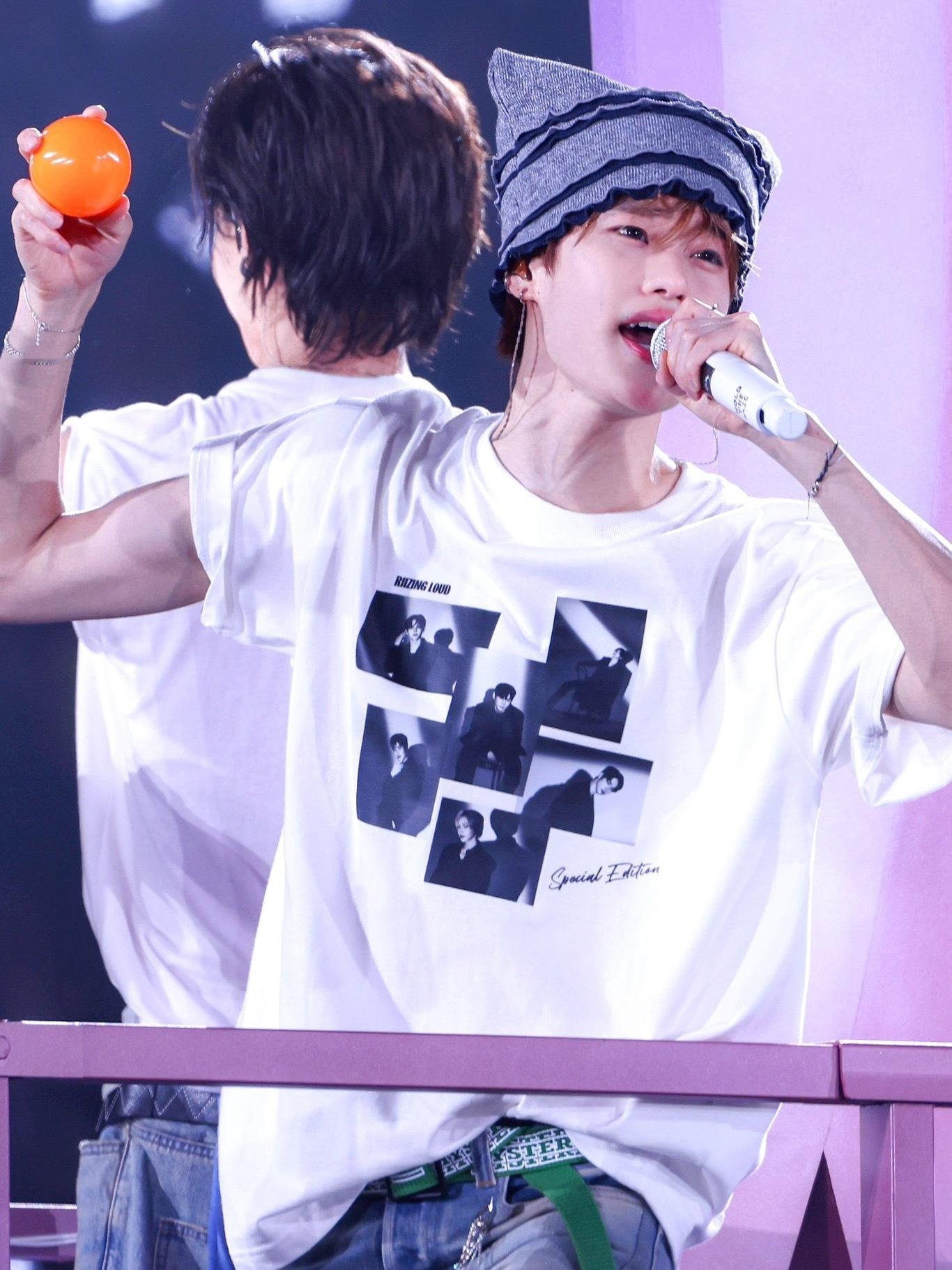 或者他现在还欠缺什么呢？想来想去还是觉得他现在最适合时尚圈。指望巡演练英语还不如