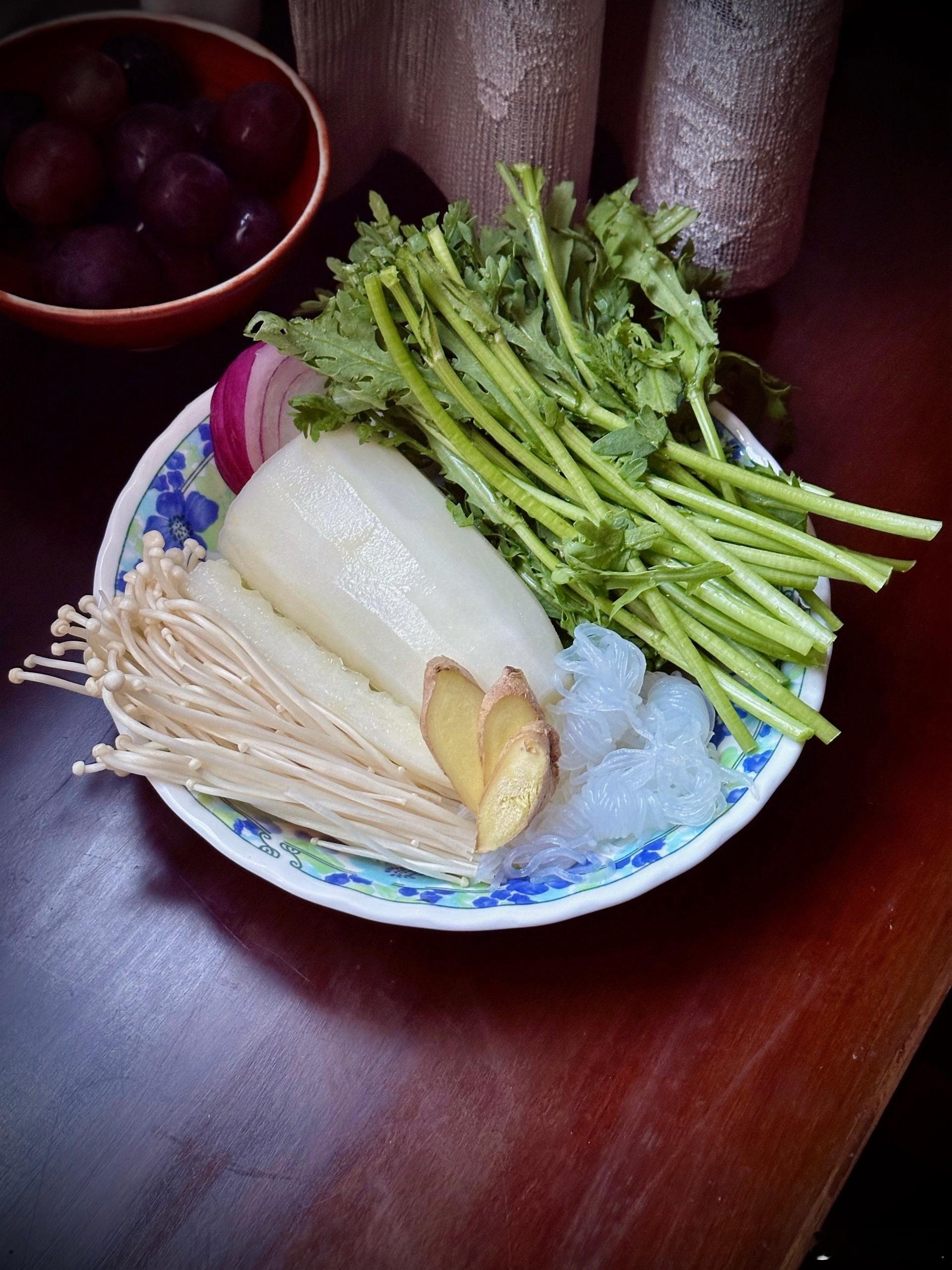 在京都点关东煮，不知道春菊是什么，好奇就点了，端上来才知道是茼蒿。也是这次才知道