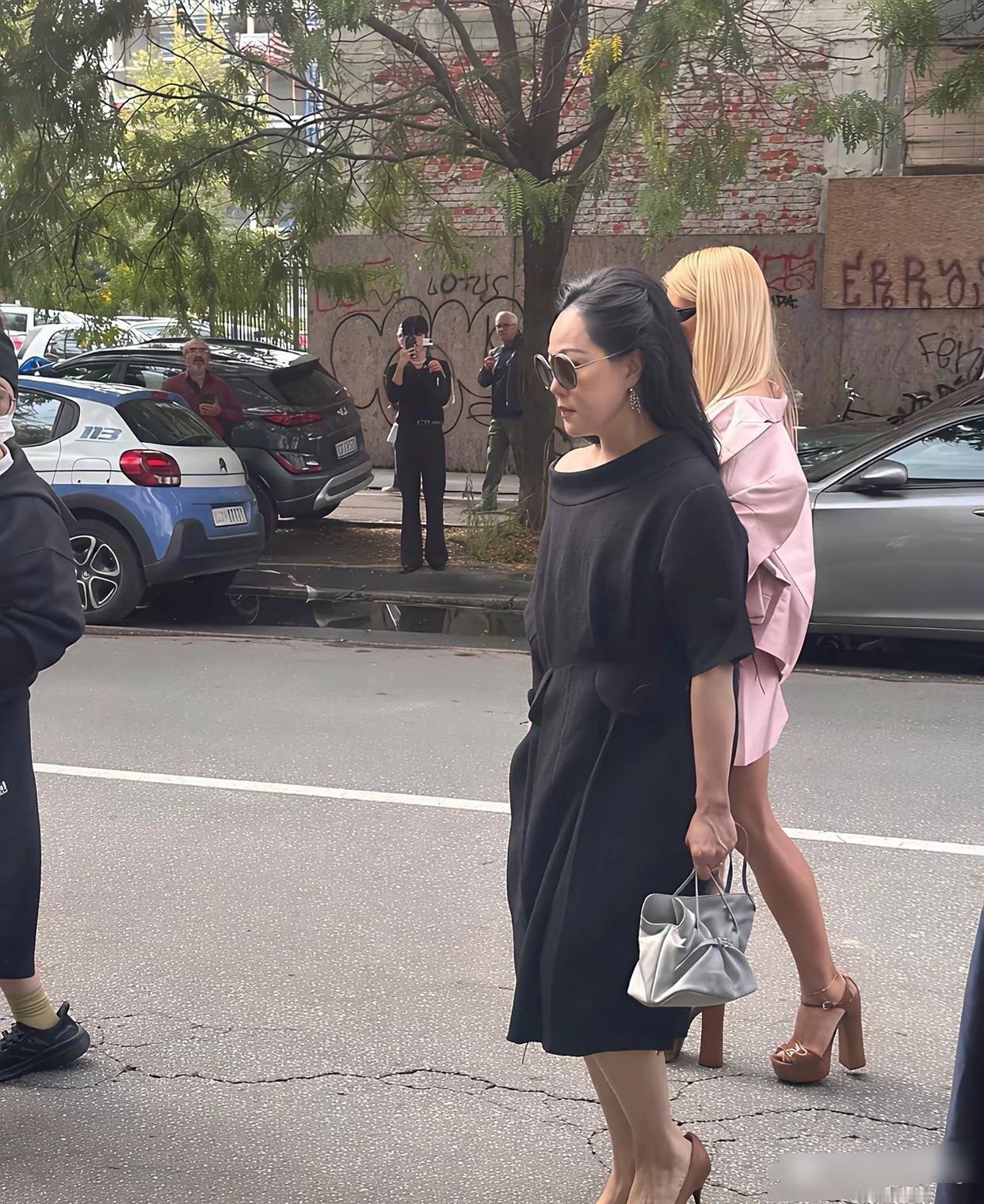章小穗居然会穿有线头的裙子，她不是名媛吗 ​​​