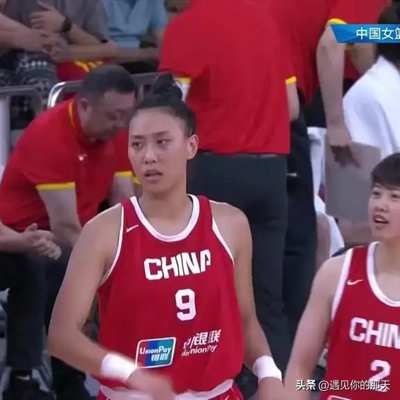 女篮场上一个不起眼的小动作，藏着唐子婷没说出口的紧绷
 
看女篮对阵尼日利亚的热