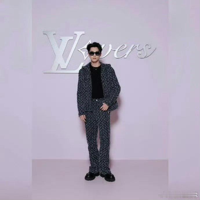 救命啊，王鹤棣在巴黎的自拍也太蛊了，这表现力，简直是天生的镜头宠儿！ 