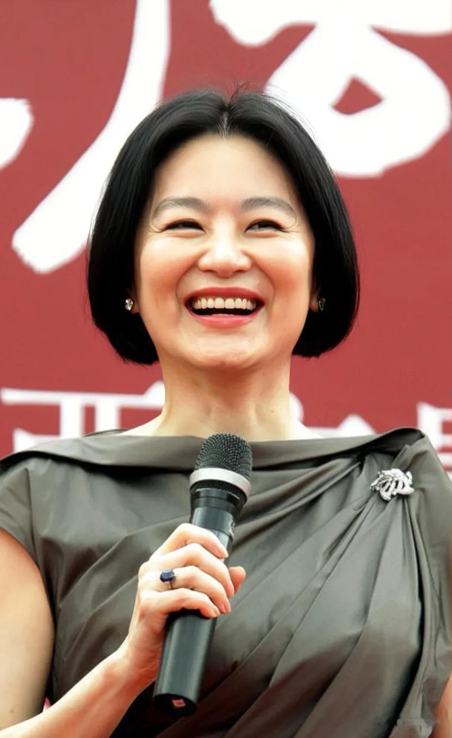 一次，林青霞内地拍戏，专程绕到湖南凤凰城，拜访著名画家黄永玉，到了中午饭点，黄永