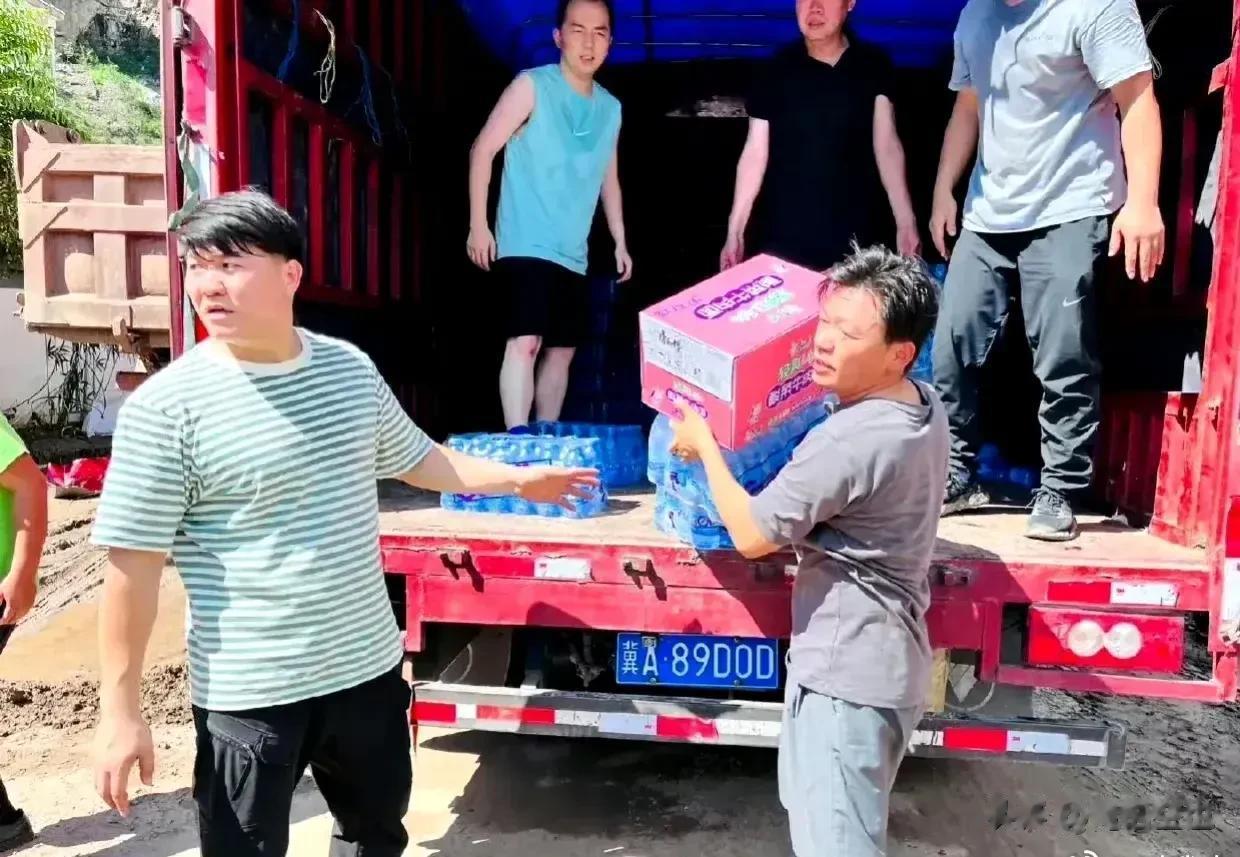 王宝强真是好样的，不但出钱还出力，亲自为灾区灾民搬送物资，看他这个扛货的姿势，就