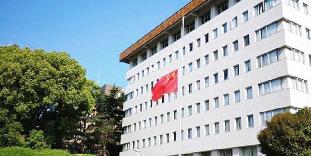 原来日本那个持刀强闯大使馆的军官曾经被咱们审讯了大概三个小时
 
胆子太肥了！一