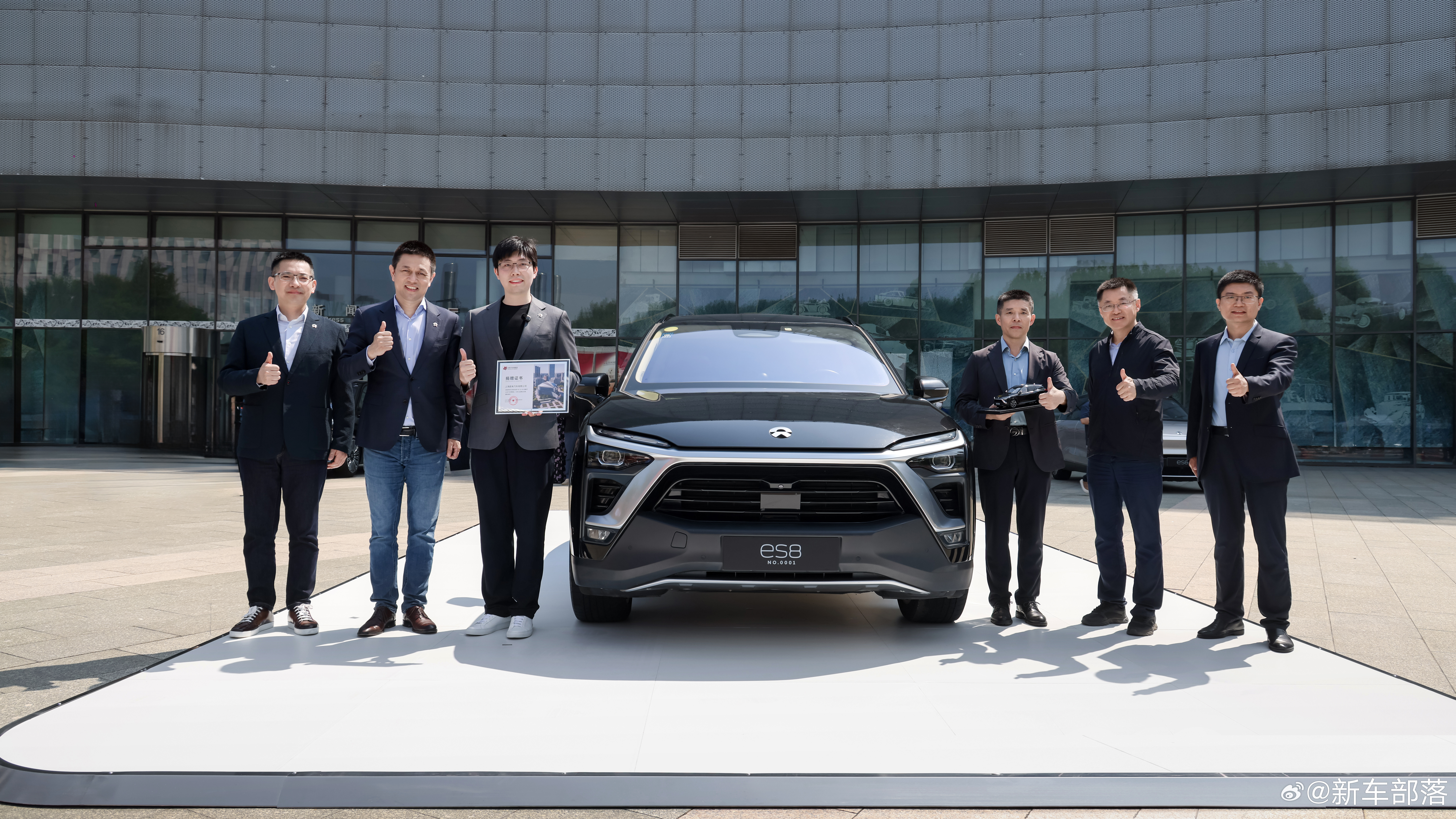 初代蔚来ES8入藏北京汽车博物馆八年弹指一挥，一台0001号车，写尽中国高端纯电