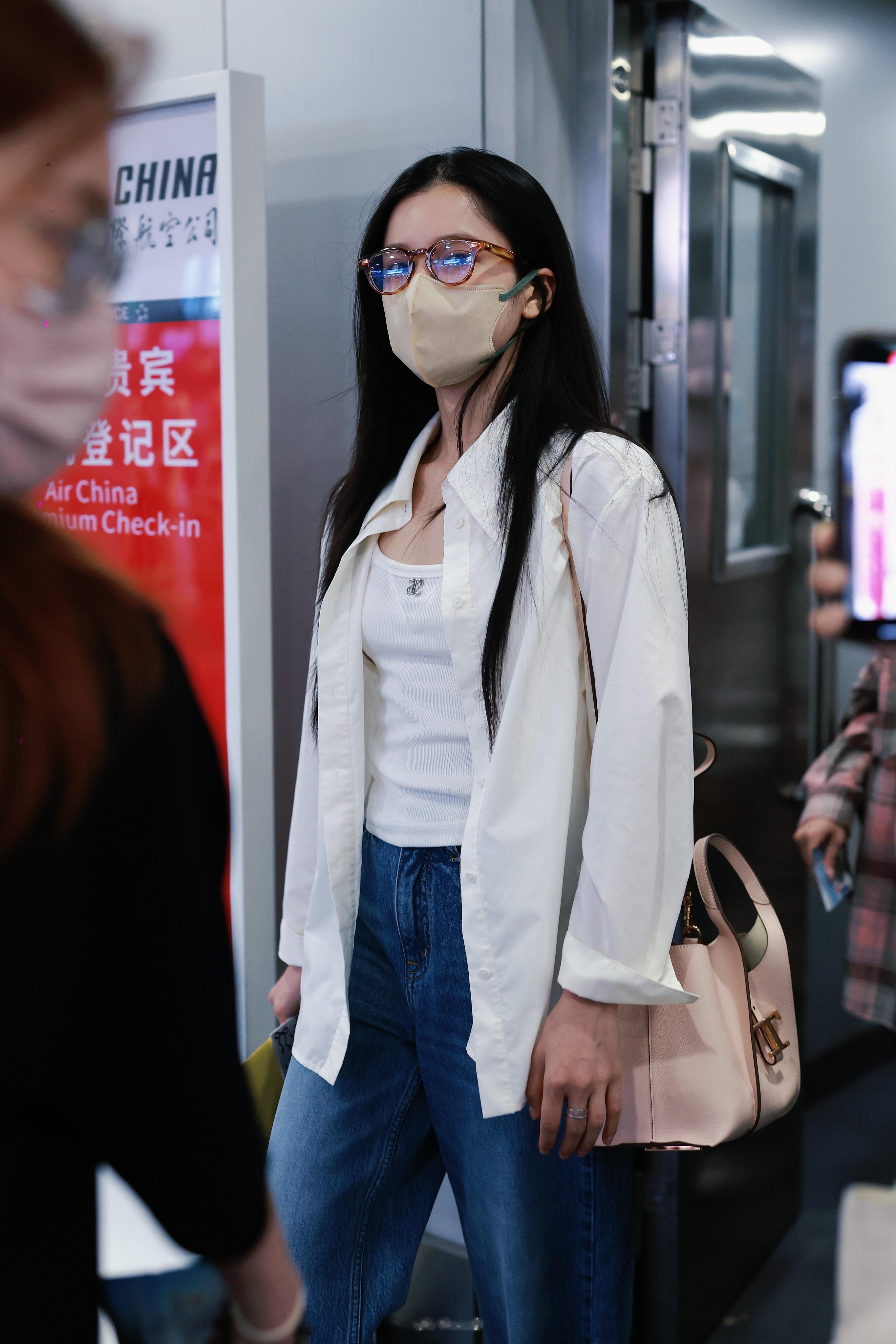 冷脸➕眼镜 小张好有姐感[哇]张婧仪 | 机场路透 ​​​