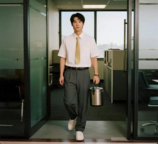 妻子说要加班到深夜,给她送宵夜却听见男人声音,我放门口就离开了