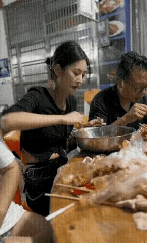 1 天呐！这女的颜值在线，就是吃相有的不太优雅。[震惊]
2 双手插兜，沉稳从容