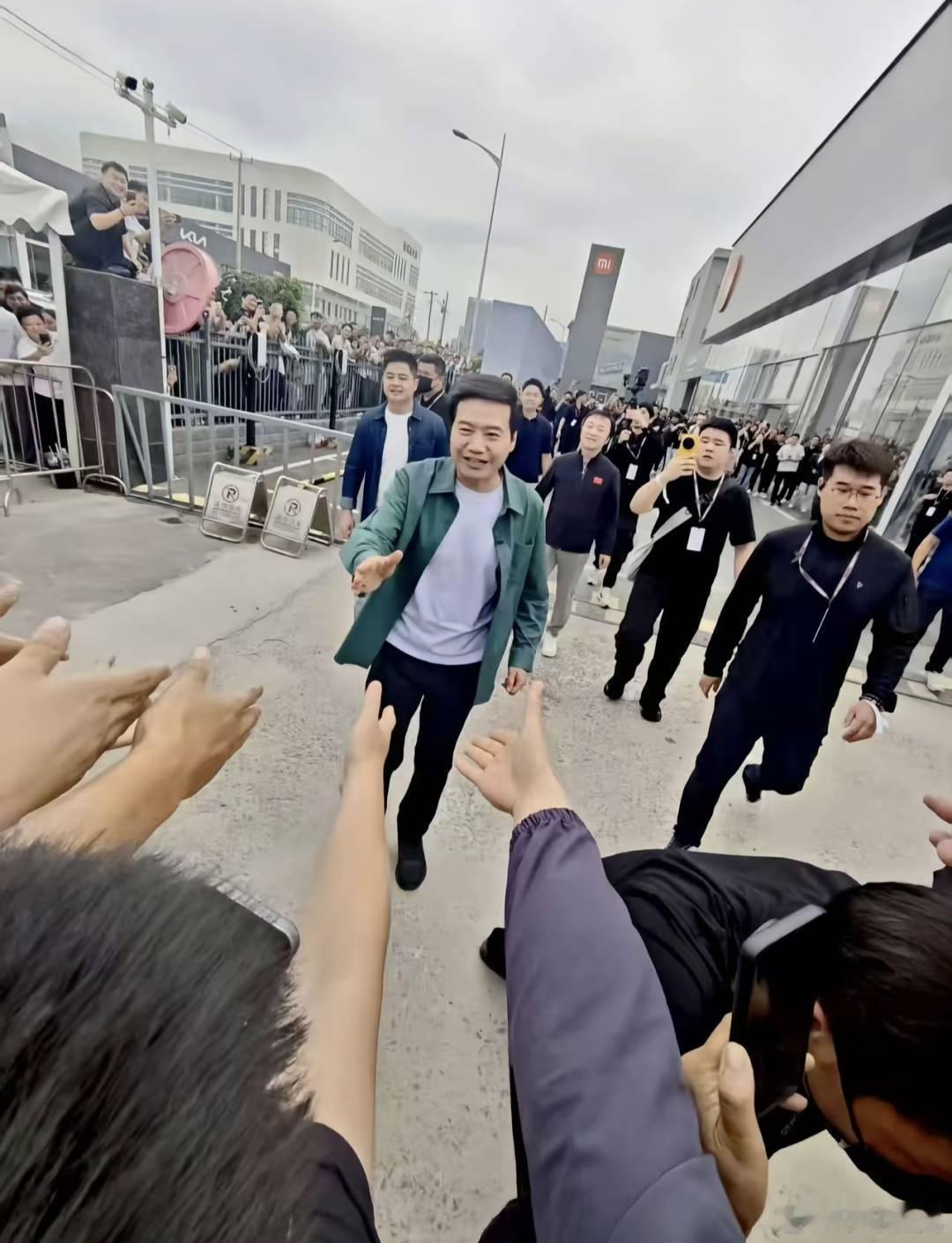自己看吧。雷总真正打动人的不是千亿资产的身价，而是俯身拥抱童真的真诚。细节见修养