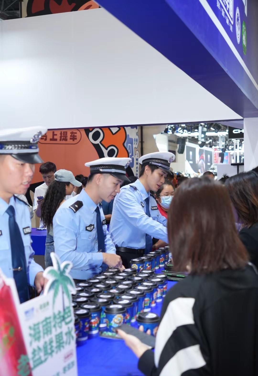 🥤交警叔叔递来的不是罚单，🥰是一杯冰爽的老盐芭乐水！👏今天在车展直接偶遇了