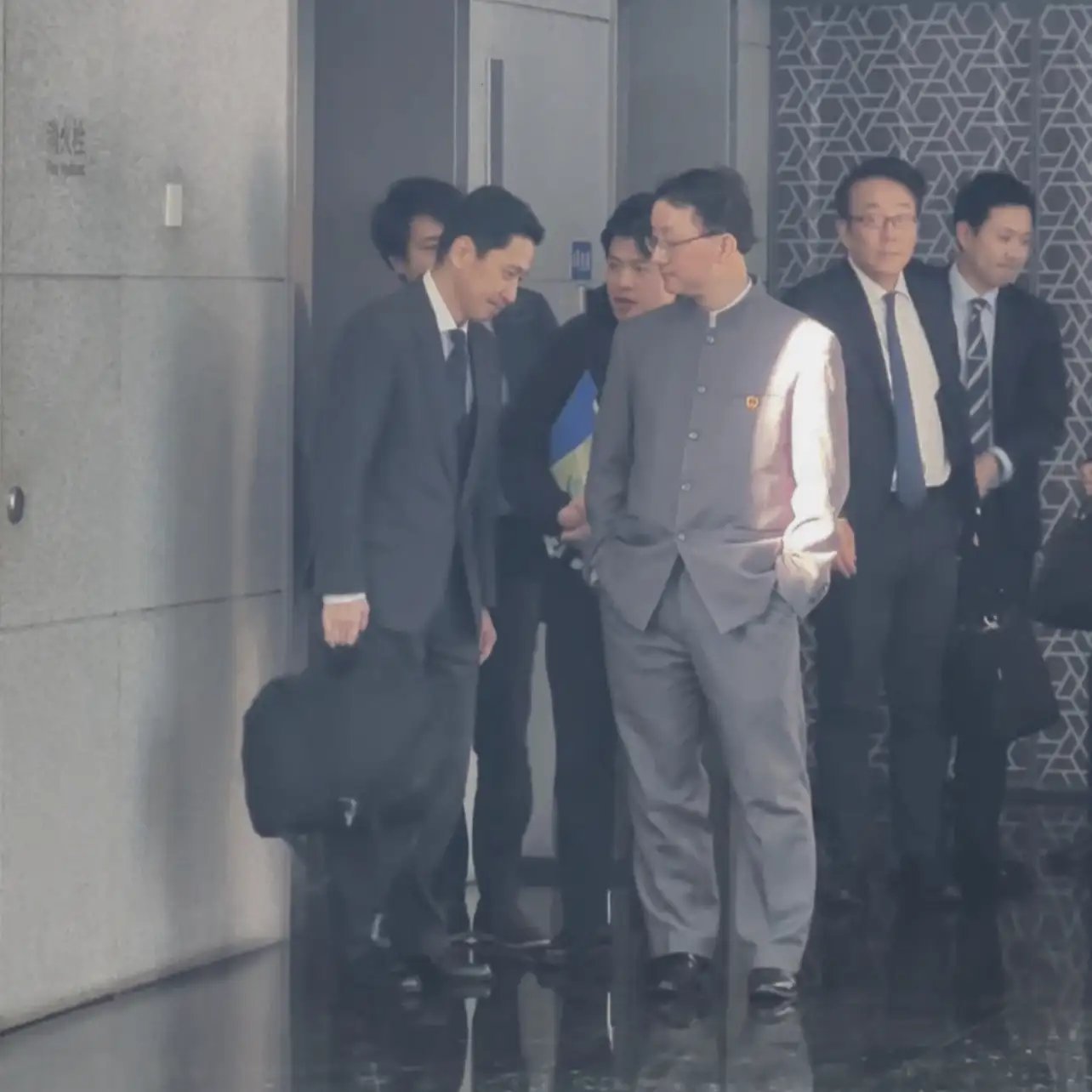 🔻细节不穿西装，我们不说谢谢。🔻双手插兜，不跟你握手，赶紧滚回去汇报吧，高市