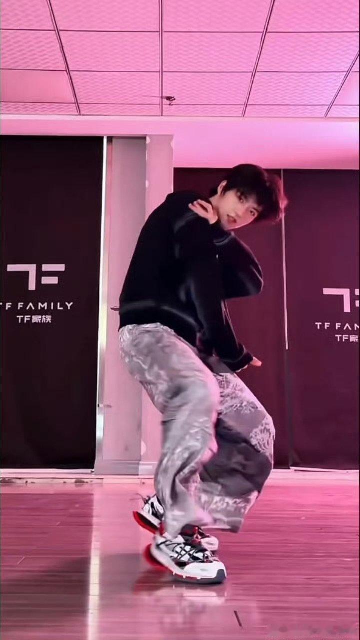 张函瑞吸溜舞挑战张函瑞个人cha 张函瑞吸溜舞挑战 