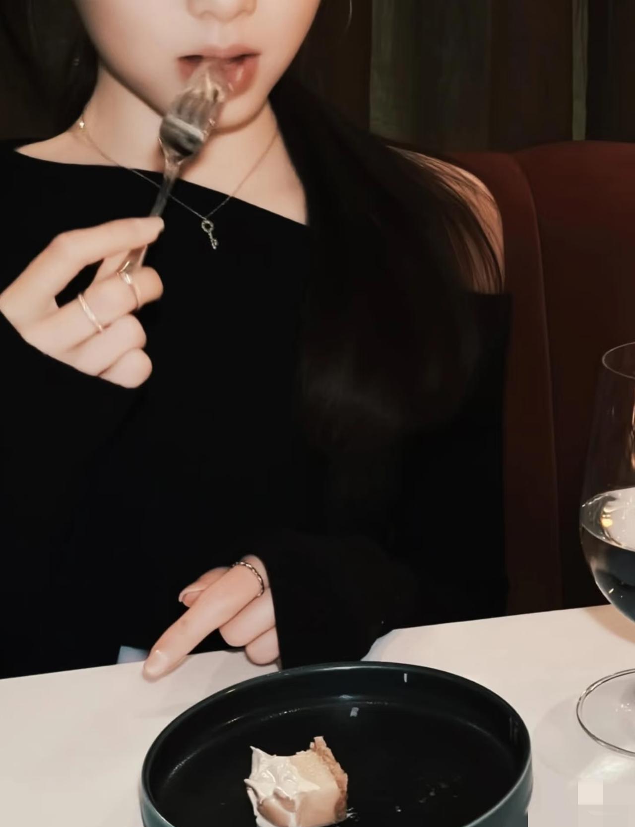 黄多多18岁生日照吓到我了！
这哪里还是黄磊家那个乖乖女？
完全换了个人。
她一