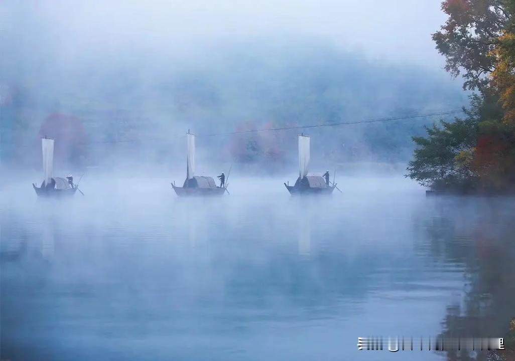 上联：山高云绕隐古寺
下联：水阔潮退现宝礁
下联：水长雾散显白帆