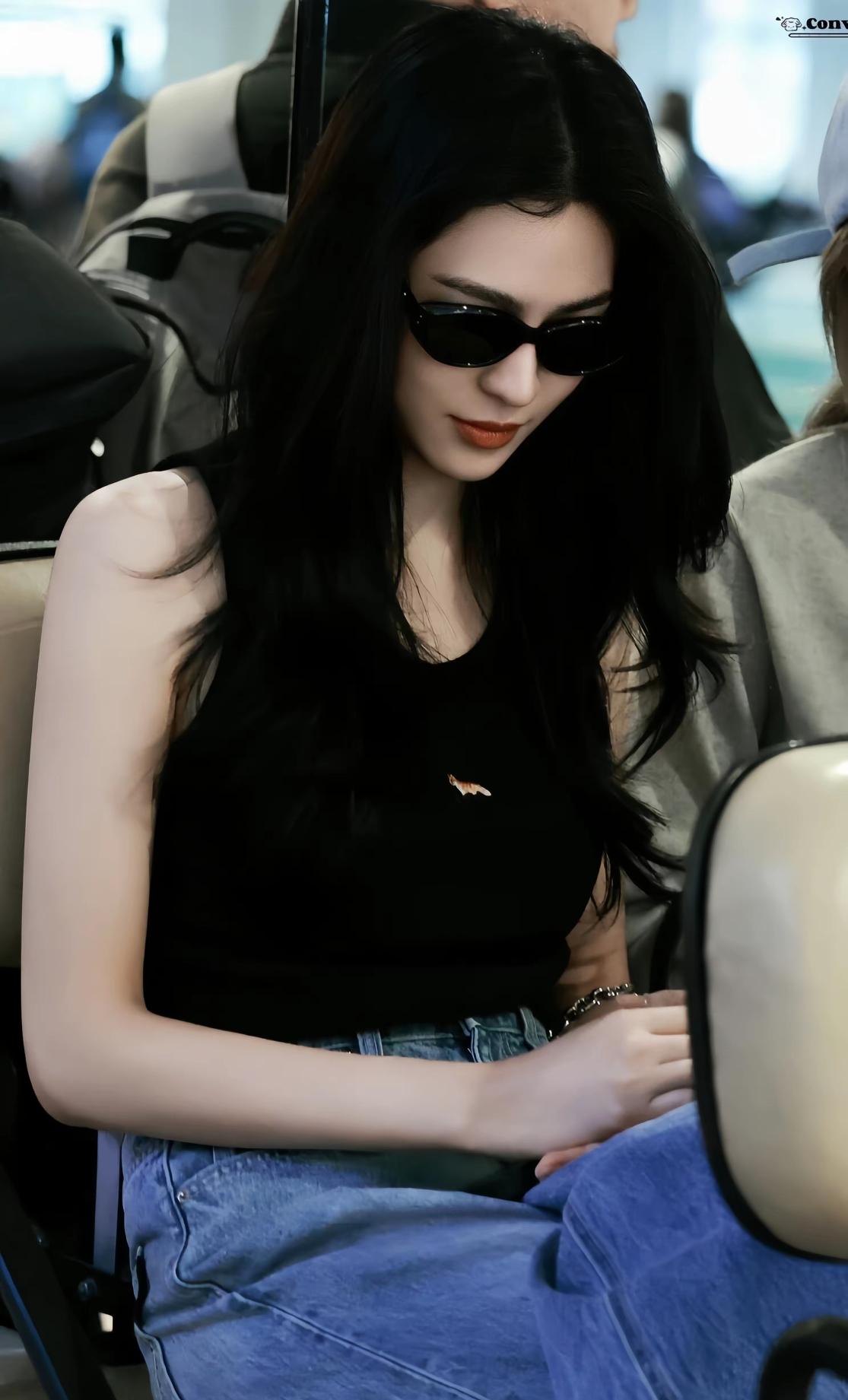 随拍，两种风格:黑发美女戴墨镜，喜笑颜开时尚穿搭引人注目，酷与和善，你喜欢哪一款