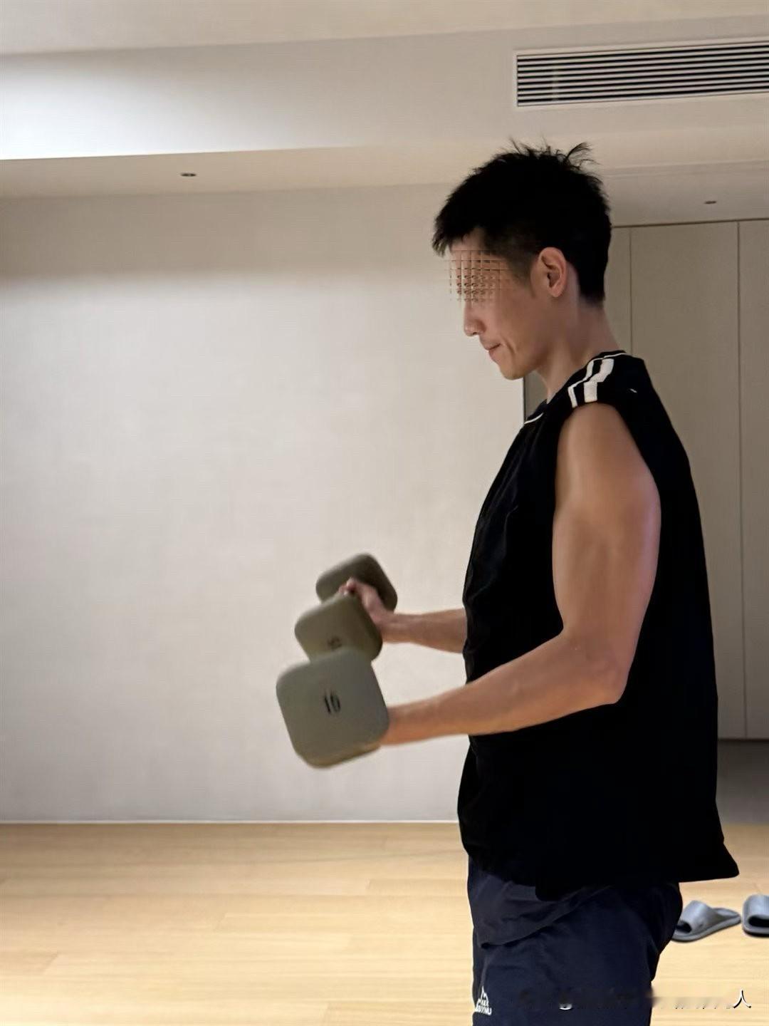 有一男子，公司从单休改成双休一年了，一直没和家里说。每到周六，他还是照常早起吃早