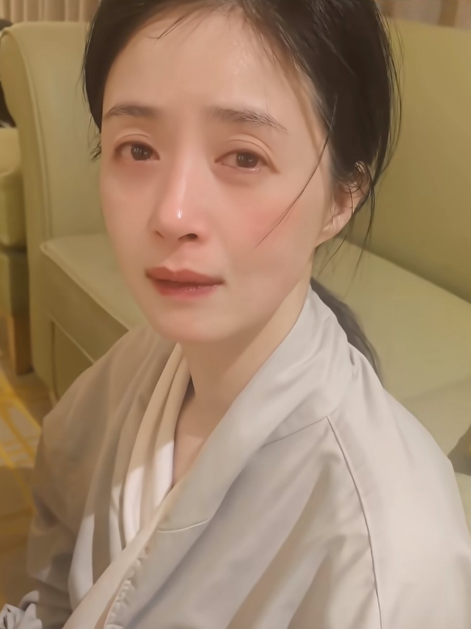 自从蒋欣节食后就没见她笑过让姐姐吃点东西姐姐就笑了[允悲]姐的心情真的全在脸上[